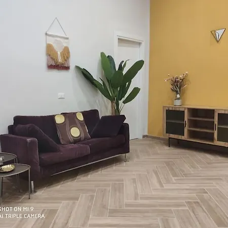 Scio' Apartment-centro Storico- דירה *